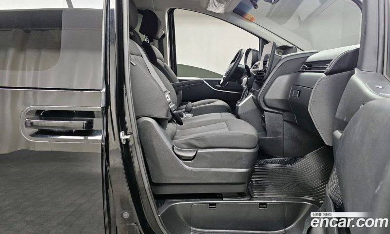 Hyundai Staria Tourer 11-Seater