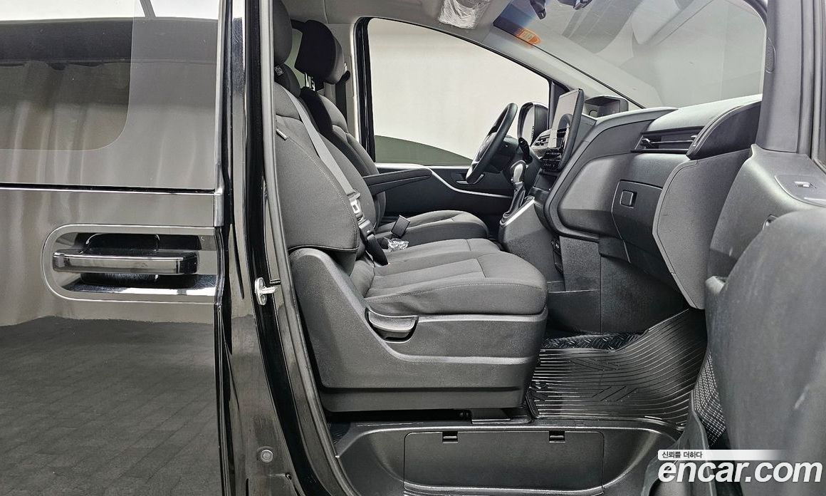 Hyundai Staria Tourer 11-Seater
