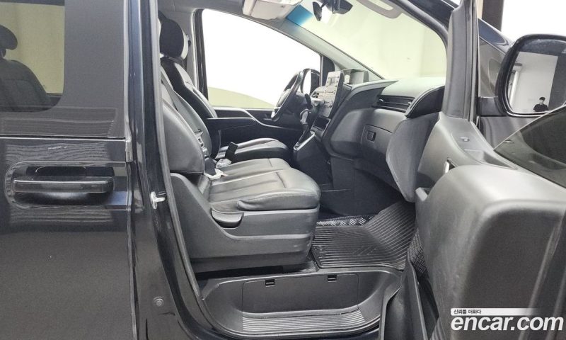 Hyundai Staria 4WD Tourer 11-Seater