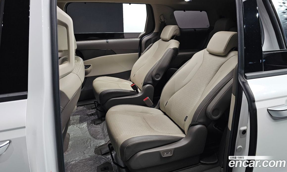 Kia Carnival 9-Seater Noblesse
