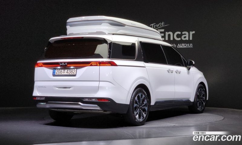 Kia Carnival 7-Seater Outdoor