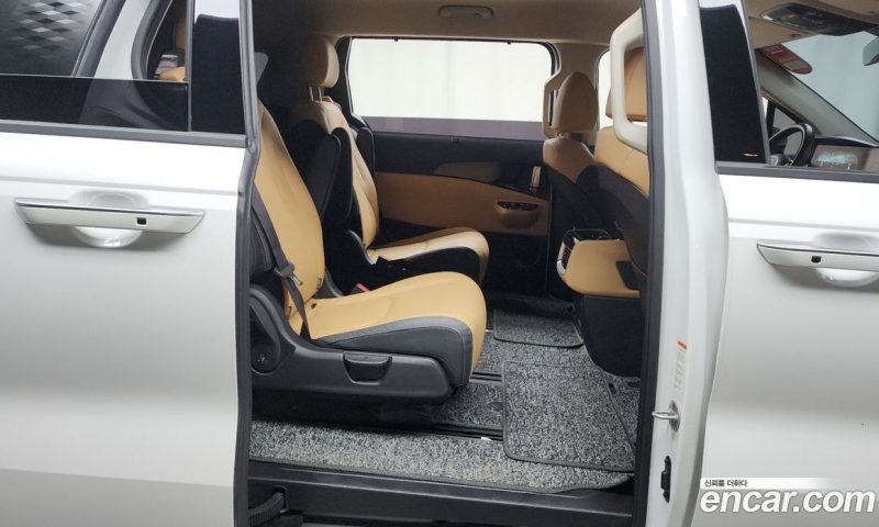 Kia Carnival 7-Seater Outdoor