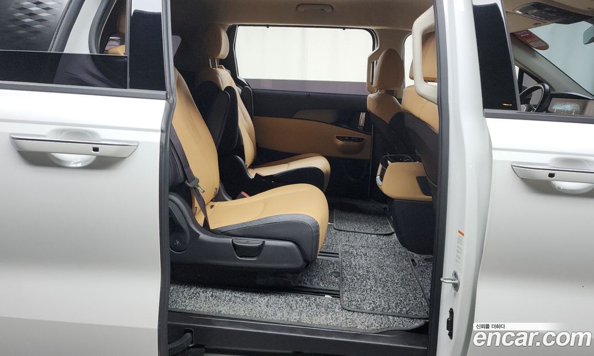 Kia Carnival 7-Seater Outdoor