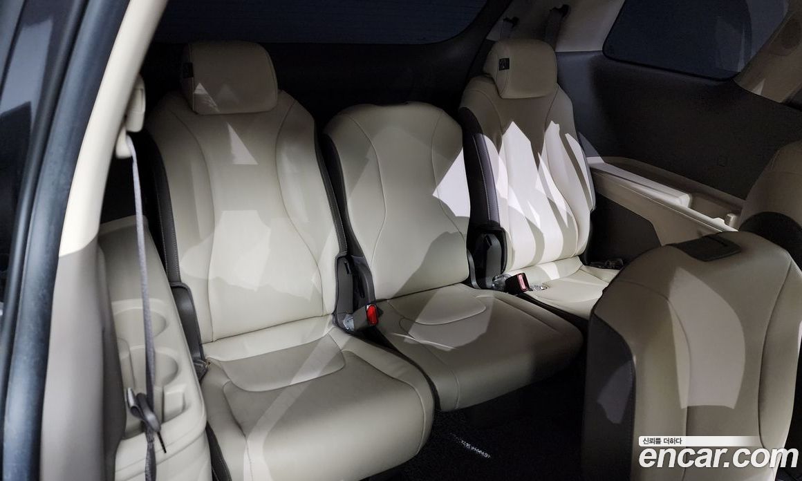 Kia Carnival 11-Seater Prestige