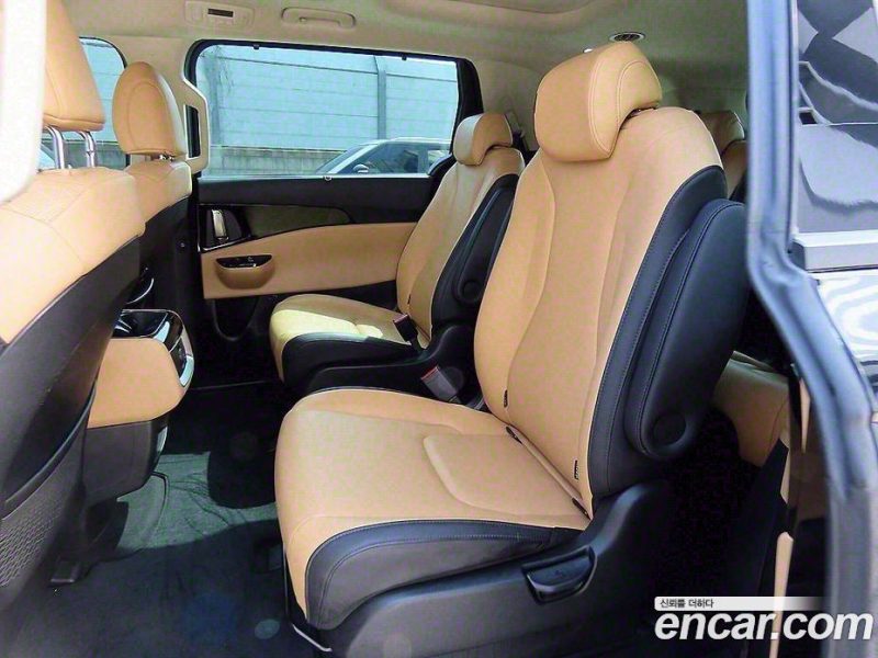 Kia Carnival 9-Seater Noblesse