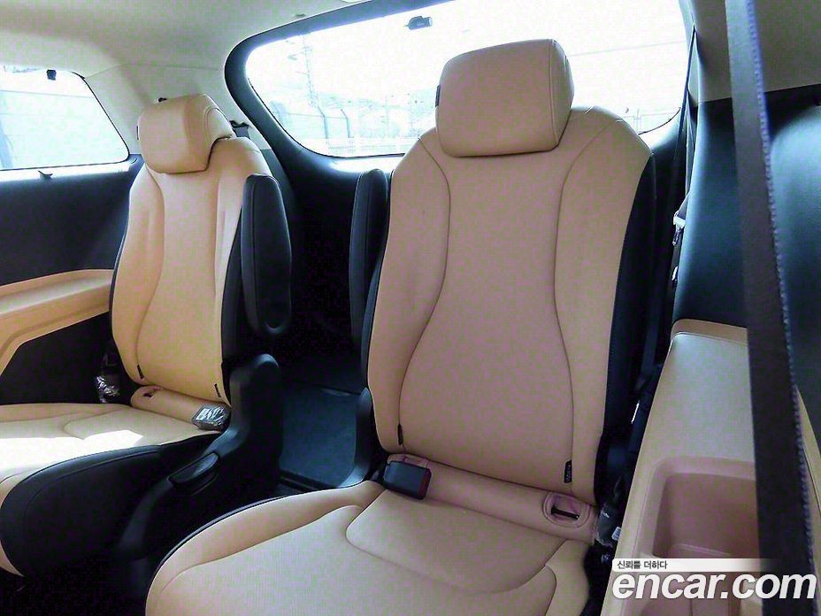Kia Carnival 9-Seater Noblesse