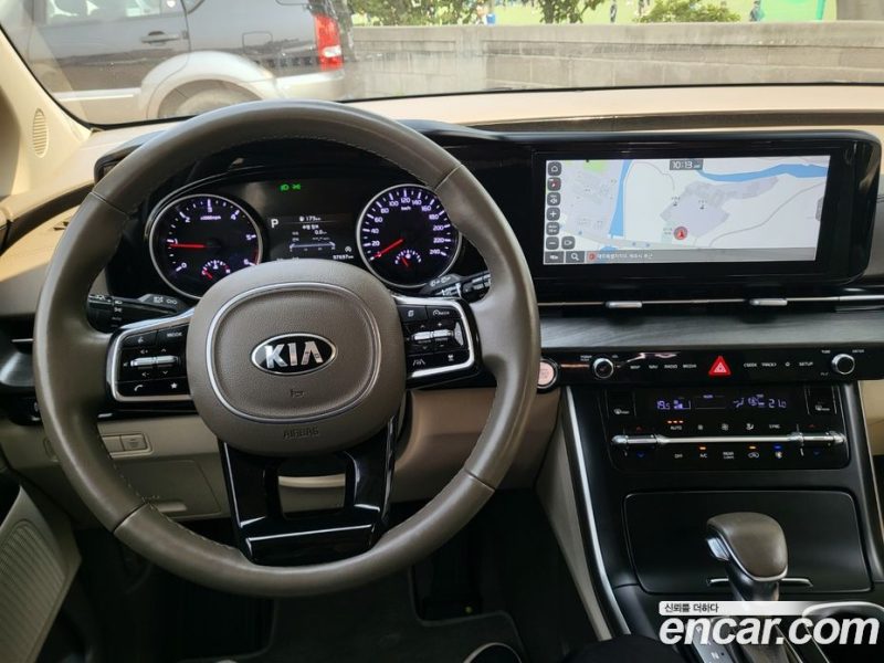 Kia Carnival 9-Seater Prestige