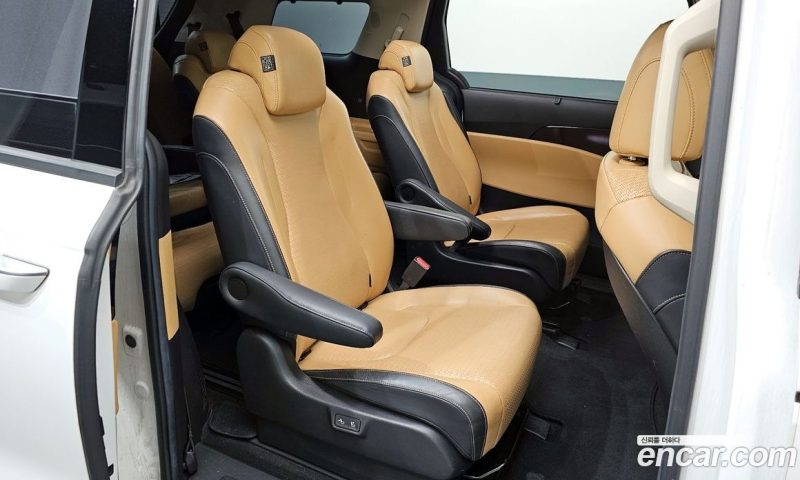 Kia Carnival 9-Seater Signature
