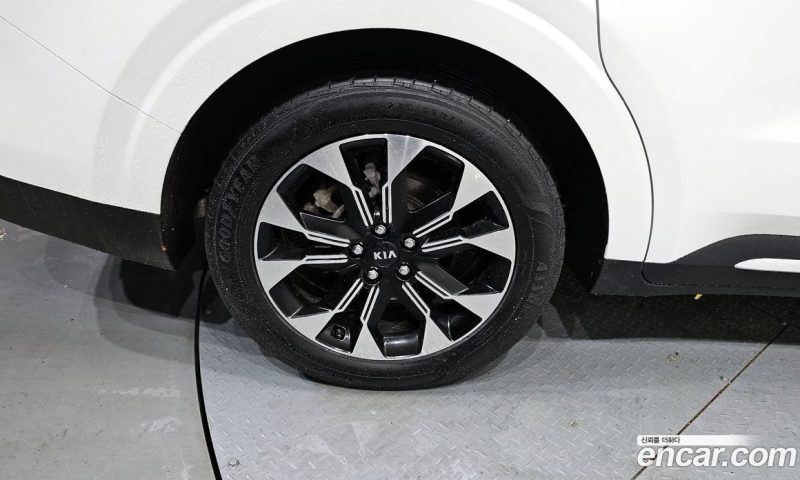 Kia Carnival 9-Seater Noblesse