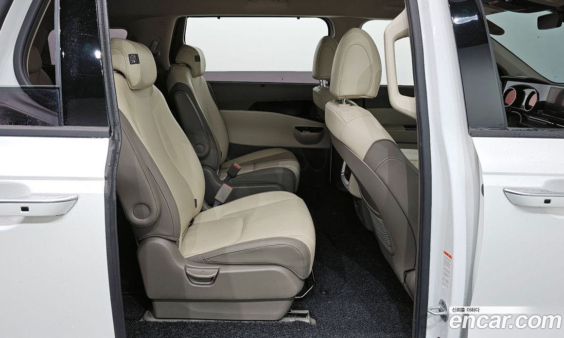 Kia Carnival 9-Seater Noblesse