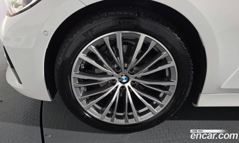 BMW 3-Series i320 Luxury