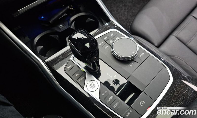 BMW 3-Series i320 Luxury