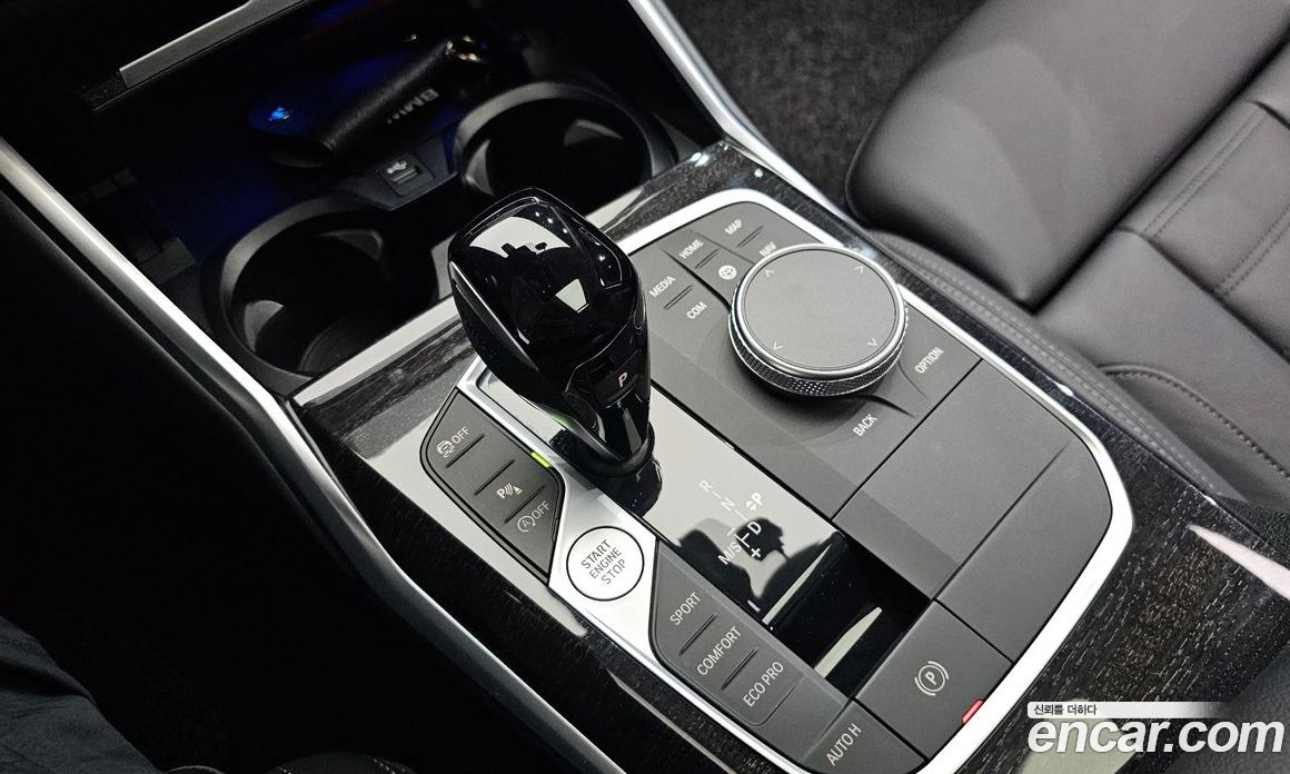 BMW 3-Series i320 Luxury