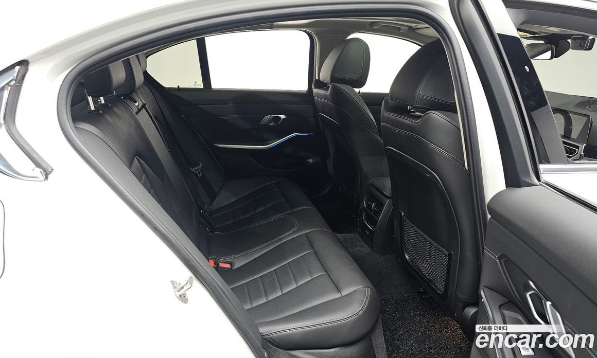 BMW 3-Series i320 Luxury