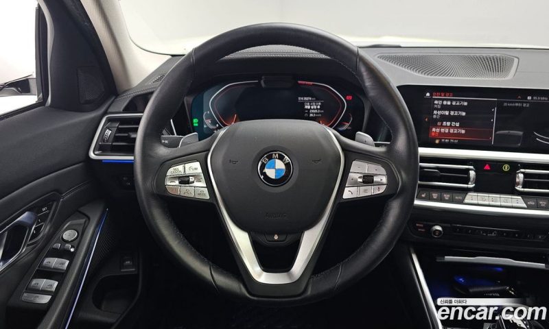 BMW 3-Series i320 Luxury