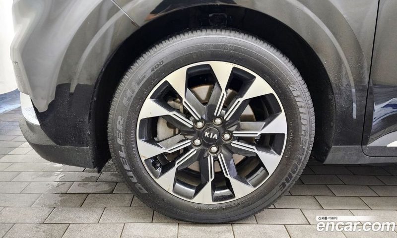 Kia Carnival 9-Seater Noblesse