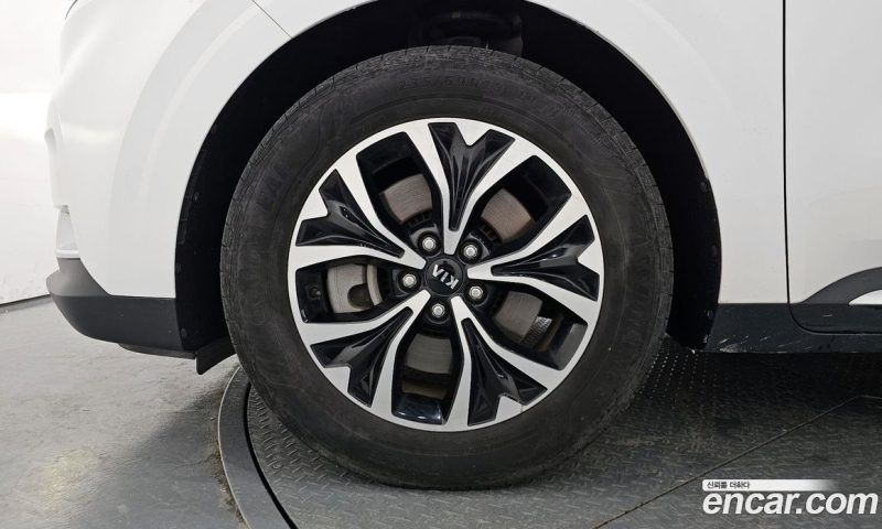Kia Carnival 9-Seater Noblesse