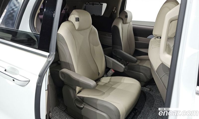 Kia Carnival 9-Seater Noblesse