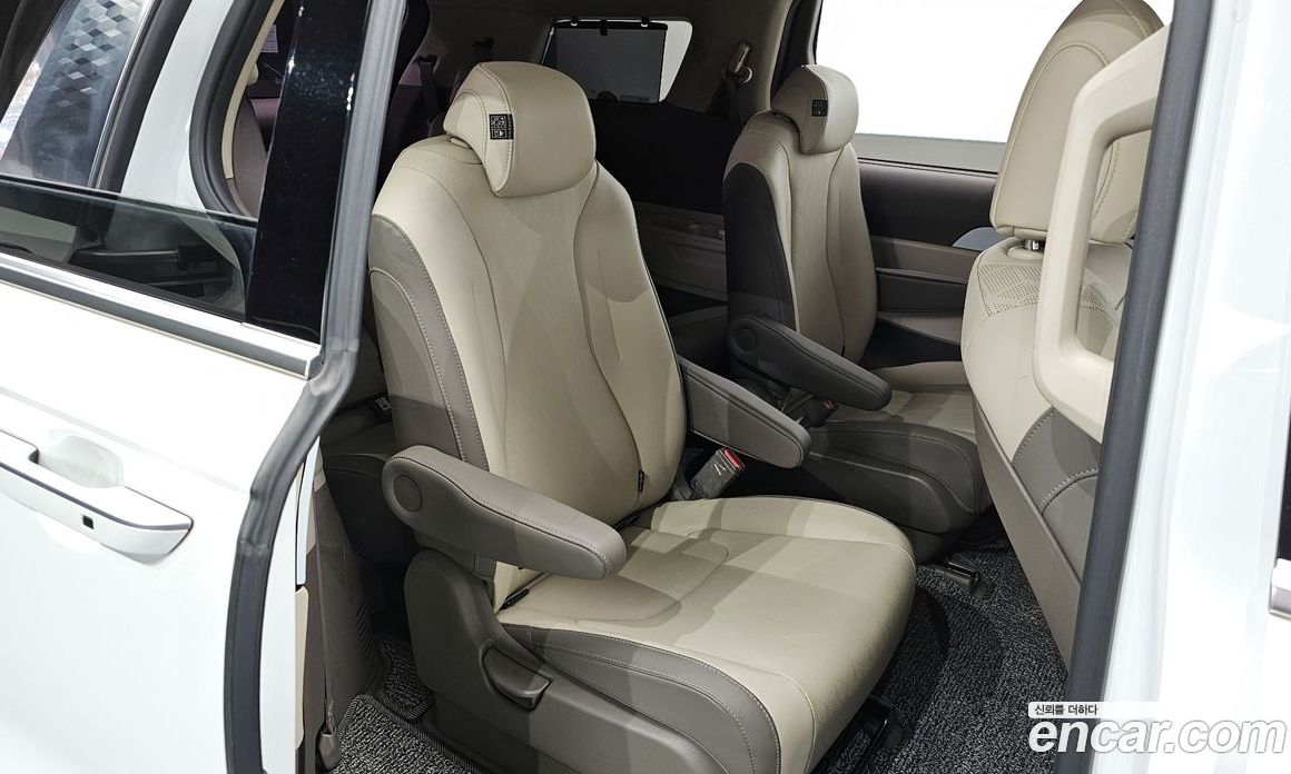 Kia Carnival 9-Seater Noblesse