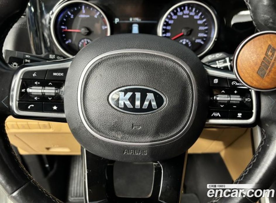 Kia Carnival 9-Seater Prestige