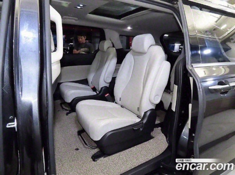 Kia Carnival 9-Seater Noblesse