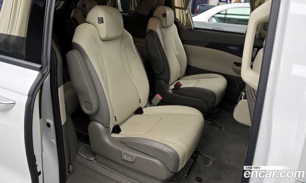 Kia Carnival 9-Seater Hi-Limousine