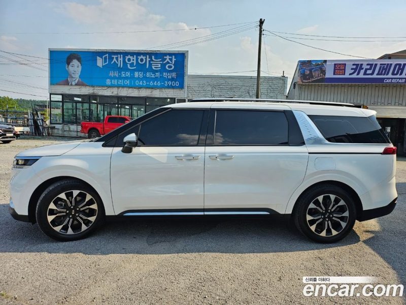Kia Carnival 9-Seater Noblesse