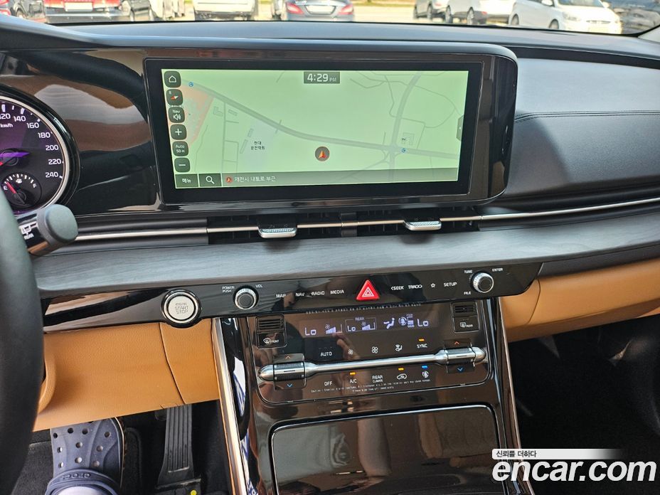 Kia Carnival 9-Seater Noblesse