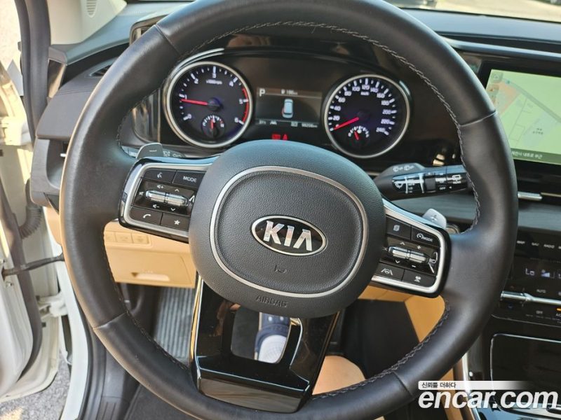 Kia Carnival 9-Seater Noblesse