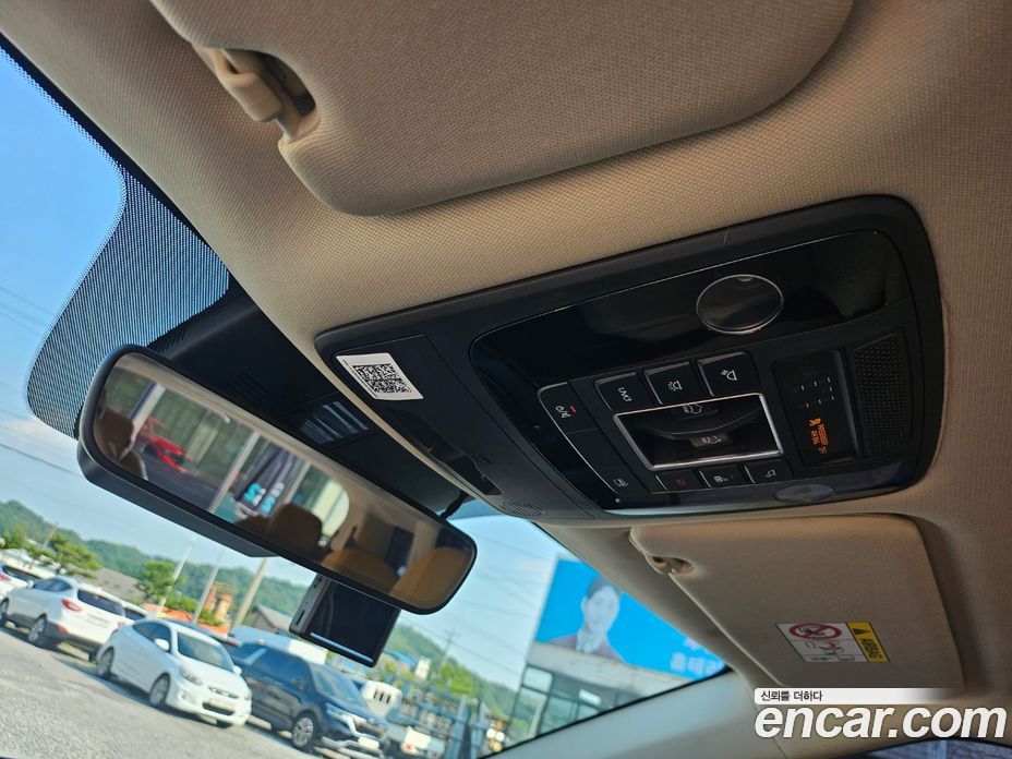 Kia Carnival 9-Seater Noblesse