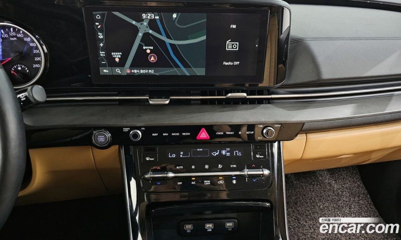 Kia Carnival 9-Seater Noblesse