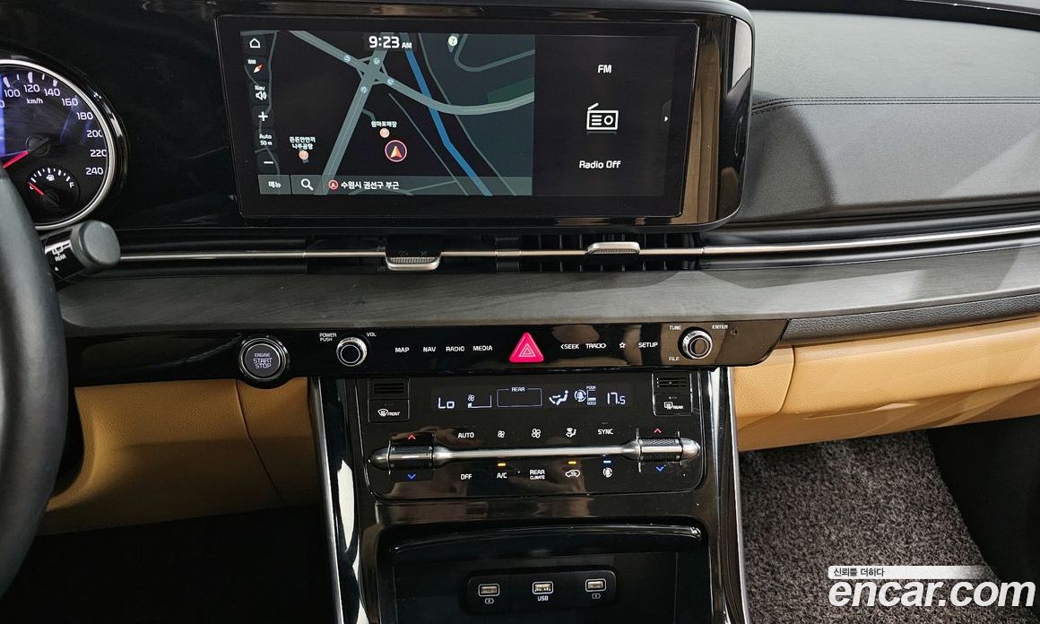 Kia Carnival 9-Seater Noblesse