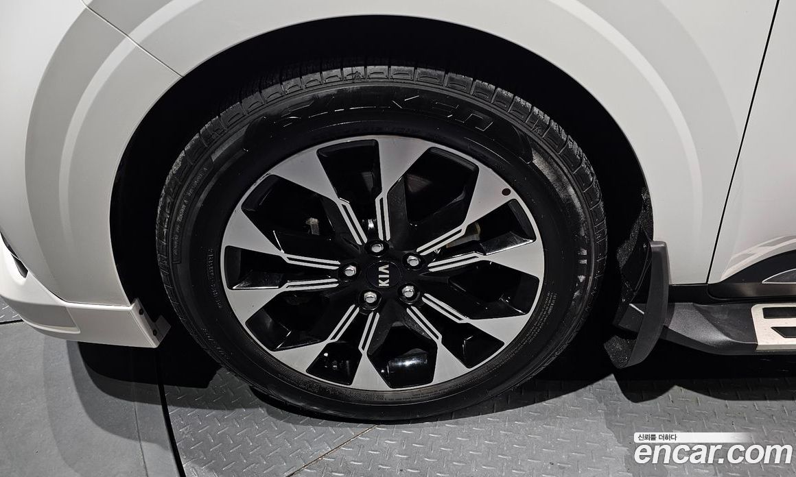 Kia Carnival 9-Seater Noblesse