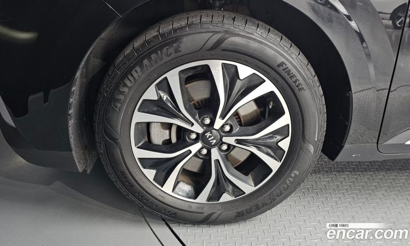 Kia Carnival 9-Seater Noblesse