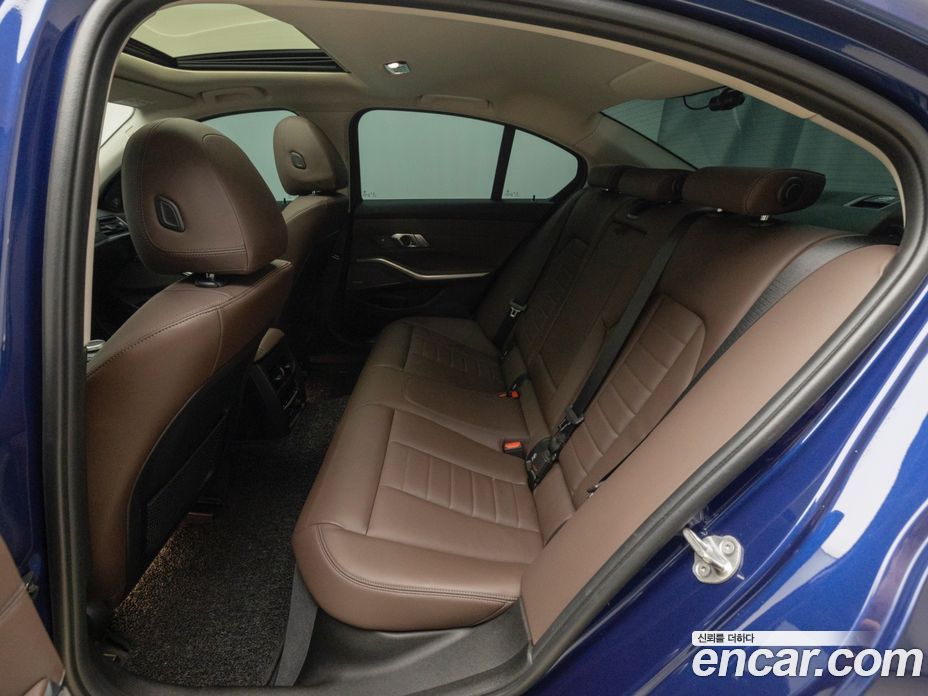 BMW 3-Series i320 Luxury