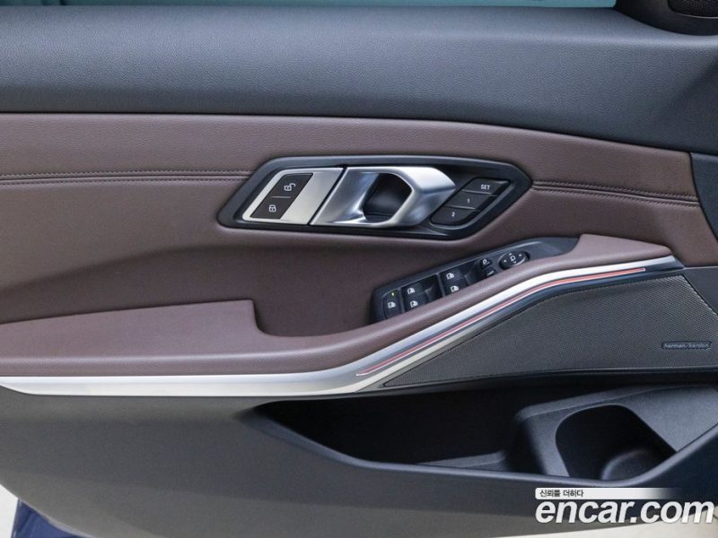 BMW 3-Series i320 Luxury