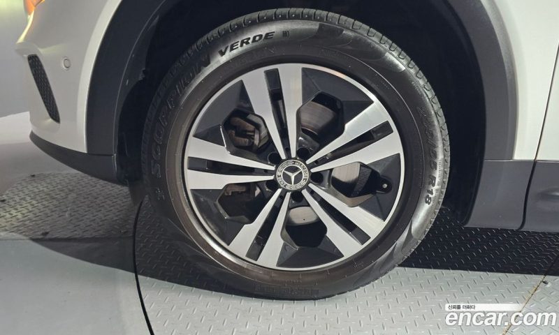 Mercedes Benz GLB-Class GLB220