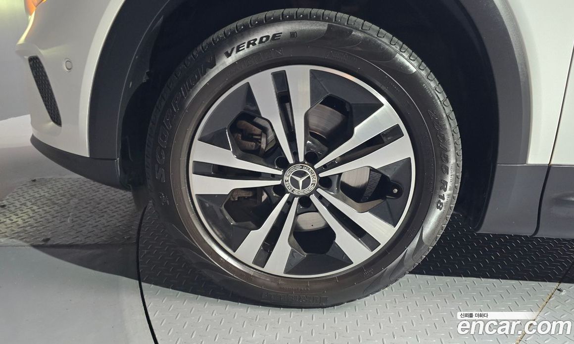 Mercedes Benz GLB-Class GLB220