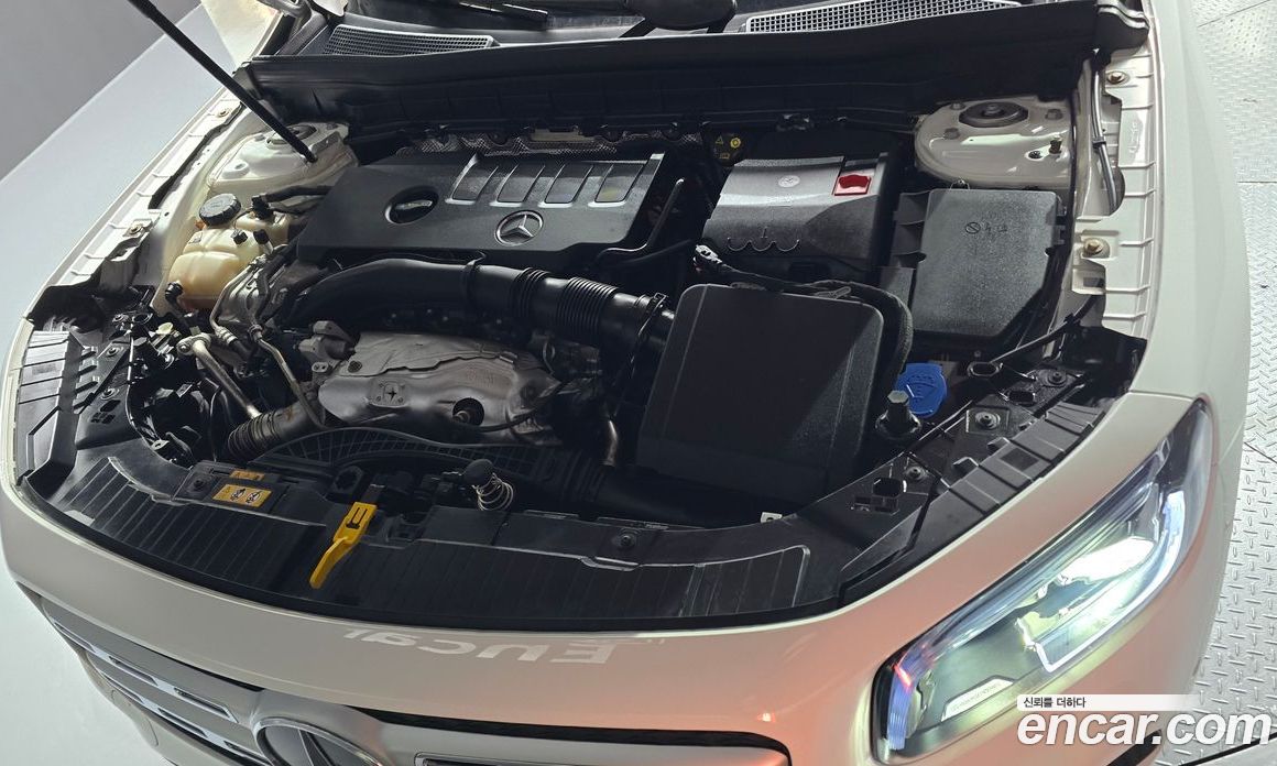 Mercedes Benz GLB-Class GLB220