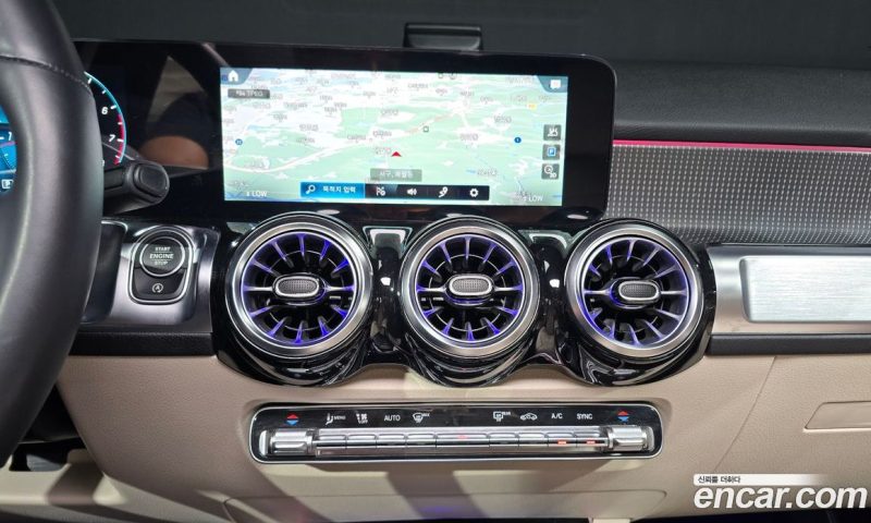 Mercedes Benz GLB-Class GLB220