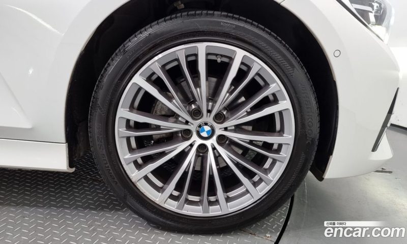 BMW 3-Series i320 Luxury