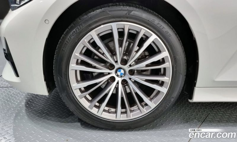 BMW 3-Series i320 Luxury
