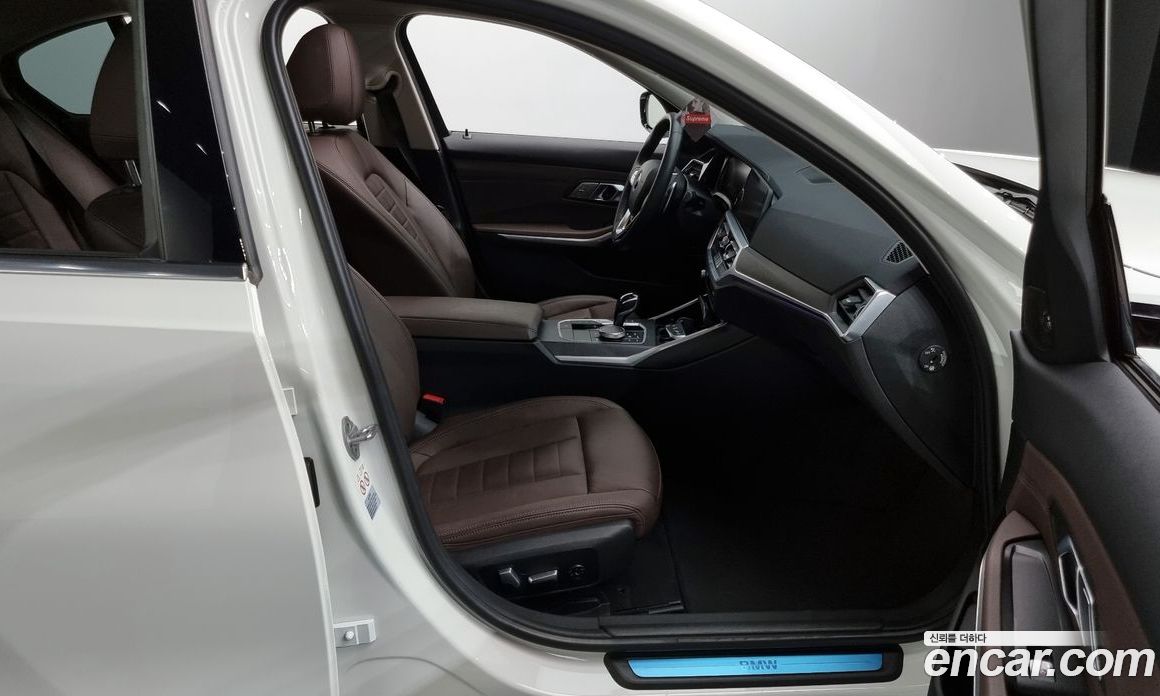 BMW 3-Series i320 Luxury