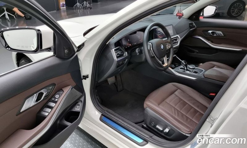 BMW 3-Series i320 Luxury