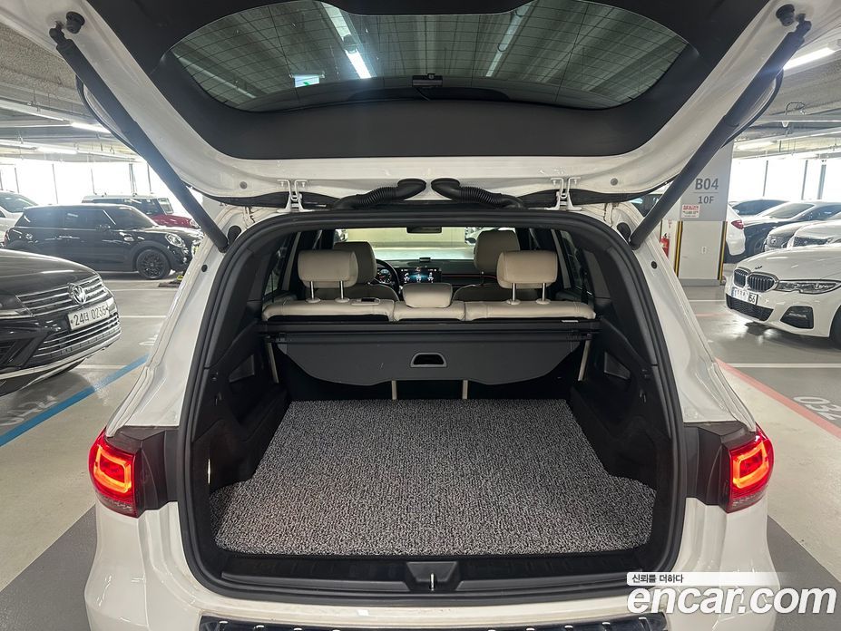 Mercedes Benz GLB-Class GLB220