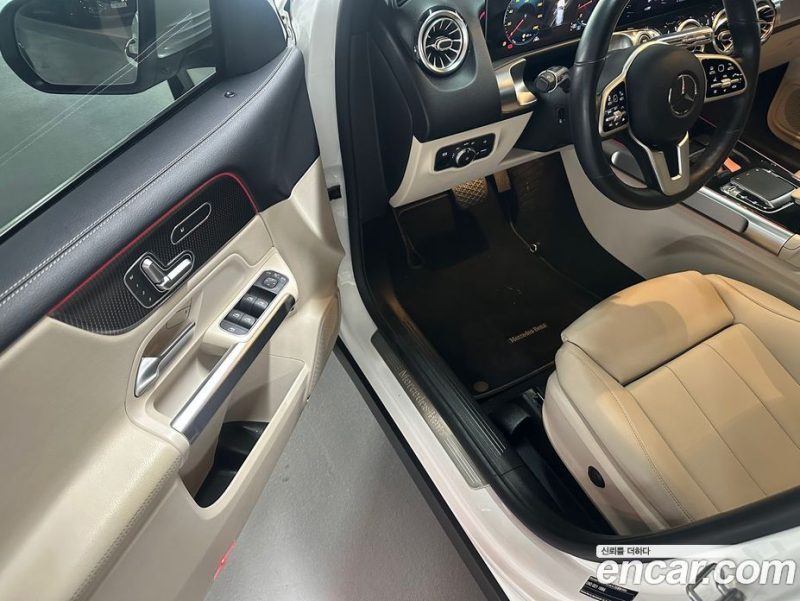 Mercedes Benz GLB-Class GLB220