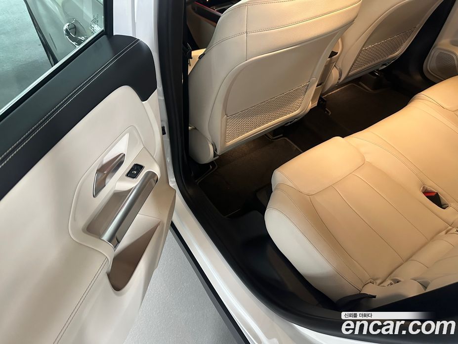 Mercedes Benz GLB-Class GLB220