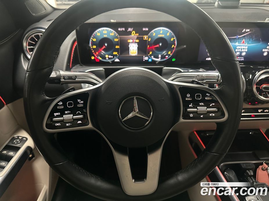 Mercedes Benz GLB-Class GLB220