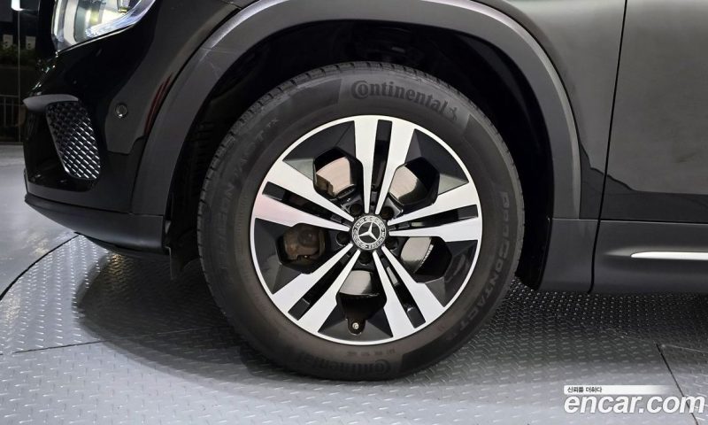Mercedes Benz GLB-Class GLB220