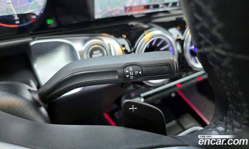 Mercedes Benz GLB-Class GLB220